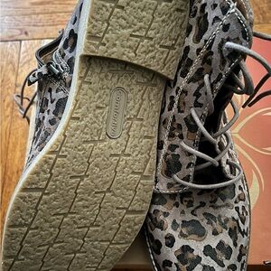 New Comfortiva size 11 W  Women's Lace-Up Leopard Boots